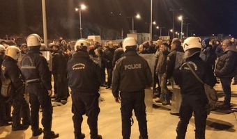  Σχέδιο αποκλιμάκωσης: Μερική αποχώρηση των ΜΑΤ από Λέσβο και Χίο - Συνάντηση Μητσοτάκη με Δημάρχους και Περιφερειάρχη