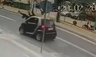 Βίντεο - σοκ: Η στιγμή που μητέρα και παιδί παρασύρονται από αυτοκίνητο στο Ρέθυμνο 