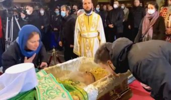  Απίστευτες εικόνες στη Σερβία: Συνωστισμός στο λαϊκό προσκύνημα του Πατριάρχη Ειρηναίου