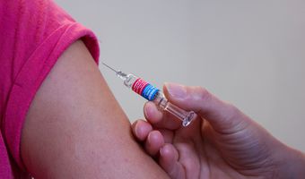 Βρετανία: Ανοσία μετά από 28 μέρες (από τον εμβολιασμό) δίνει το εμβόλιο της Pfizer – Ήπιες οι παρενέργειες