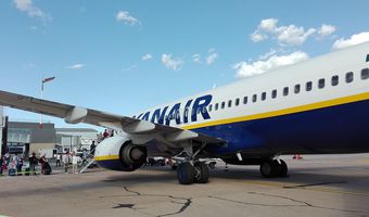 “Πόλεμος” των αιθέρων: Η Ryanair ρίχνει τις τιμές των εισιτηρίων της κατά 50%