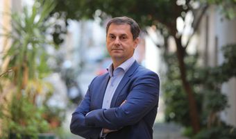 Θεοχάρης στο Bloomberg: Τον Ιούλιο άρση των περιορισμών στο εσωτερικό των ξενοδοχείων