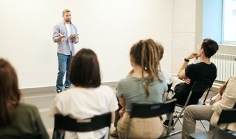 3000 ψυχολόγοι και κοινωνικοί λειτουργοί σε πάνω από 13 χιλιάδες σχολικές μονάδες μέσω ΕΣΠΑ