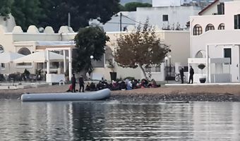 ΜΕΤΑΝΑΣΤΕΣ ΕΦΤΑΣΑΝ ΜΕ ΒΑΡΚΑ ΣΤΟ ΛΙΜΑΝΙ ΤΗΣ ΚΩ