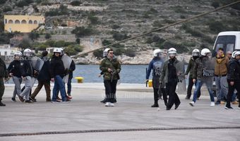 Επεισοδιακή η αναχώρηση των ΜΑΤ από τη Χίο – Εφυγαν σπάζοντας αυτοκίνητα 