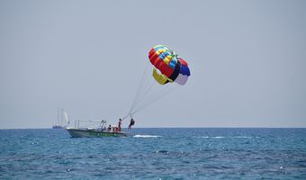 Τραγωδία στη Ρόδο -Δύο νέα παιδιά έχασαν την ζωή τους κάνοντας parasailing (εσπασε το σχοινί και έπεσαν σε βράχια    )