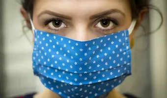 Πανελλήνιος Ιατρικός Σύλλογος: Η μάσκα προστατεύει, η προσωπίδα καθόλου