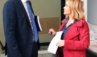 Πρόταση Μίκας Ιατρίδη για χαμηλότερες ελάχιστες τιμές πρώτης προσφοράς στις δημοπρασίες για τη χρήση παραλιών και αιγιαλού