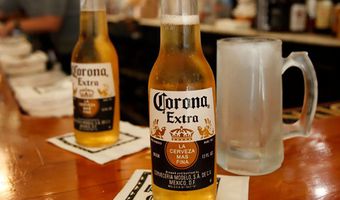 Ο κορωνοϊός “έφαγε” την μπύρα Corona – Σταματά η παραγωγή της