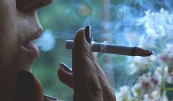 Νέα μελέτη: Πώς η μοναξιά οδηγεί στο κάπνισμα