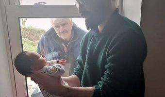 Η συγκλονιστική στιγμή που γνωρίζει το νεογέννητο εγγόνι του από το παράθυρο λόγω κορονοϊού