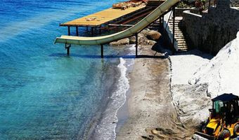 Ξενοδοχείο στα απέναντι Μικρασιατικά παράλια έριξε μαρμαρόσκονη σε παραλία για να δημιουργήσει εφέ… λευκής άμμου!!!