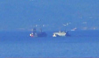 Πειραιάς: Εμπορικό πλοίο συγκρούστηκε με πλοίο του Πολεμικού Ναυτικού - Το πολεμικό έχει πάρει κλίση