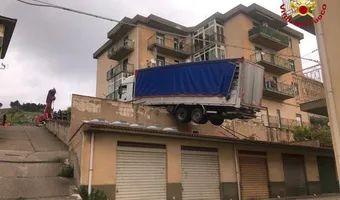 Απίθανο περιστατικό στην Ιταλία: Νταλίκα κρέμεται στην κυριολεξία σε σκεπή κτιρίου