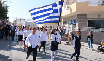 ΦΩΤΟΡΕΠΟΡΤΑΖ ΑΠΟ ΤΗΝ ΠΑΡΕΛΑΣΗ ΣΤΗΝ ΚΕΦΑΛΟ