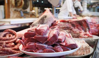 Μεγάλες ανατιμήσεις και στο κρέας: Αύξηση 40% στο κοτόπουλο - Στα 3 € το σουβλάκι