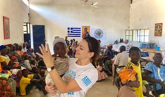 Ελένη Ντινώρη: Ταξίδι αγάπης και προσφοράς στο μακρινό Καμερούν για την Κώα "εθελόντρια καρδιάς" 