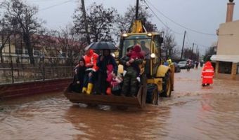  Έβρος: Απεγκλώβισαν μαθητές από πλημμυρισμένο σχολείο με μπουλντόζα (pic)