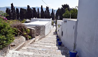 «Αισθητικές» παρεμβάσεις στο παραδοσιακό δρομάκι που οδηγεί στην πλατεία Διαγόρα 