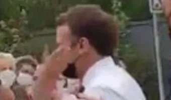 Aπίστευτο: Νεαρός χαστούκισε τον Μακρόν στη διάρκεια περιοδείας του (βίντεο)