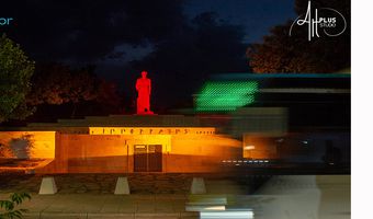 Φωτίστηκε κόκκινο το άγαλμα του Ιπποκράτη στη Λάρισα