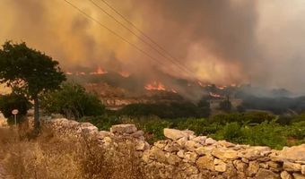  Φωτιά στην Πάρο: Καίει ανεξέλεγκτα - Σπεύδουν ισχυρές δυνάμεις από Αττική, Σάμο, Νάξο