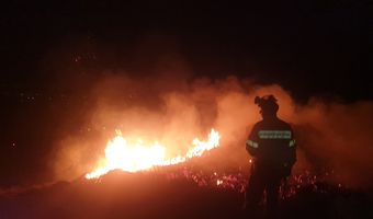 ΣΤ. ΚΑΜΠΟΥΡΑΚΗΣ: ΟΛΟΝΥΚΤΙΑ ΜΑΧΗ ΜΕ ΤΙΣ ΦΛΟΓΕΣ – ΚΙΝΔΥΝΕΨΑΜΕ ΝΑ ΚΑΟΥΜΕ ΖΩΝΤΑΝΟΙ