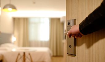  Ξενοδόχοι σε Θεοχάρη: Τα ξενοδοχεία καραντίνας δεν είναι νοσοκομεία  