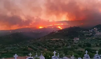  Δύσκολη νύχτα στην Κεφαλονιά: Εκκενώθηκαν χωριά, οι φλόγες «έγλειψαν» τον Δρυμό του Αίνου   