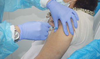 Μπουρλά (Pfizer): Πιθανό να χρειάζεται τρίτος εμβολιασμός εντός 12 μηνών μετά τη δεύτερη δόση