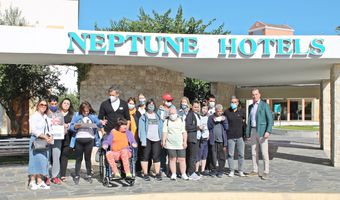 Εκδήλωση αγάπης του Neptune Hotels για τους ξεχωριστούς επισκέπτες και φίλους του από το Σβουρένειο Σχολείο