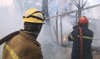 Στη ΜΕΘ διασωληνωμένοι δύο εθελοντές πυροσβέστες από τις φωτιές στην Αττική