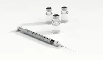 Κορωνοϊός: Ποιες χώρες επιβάλλουν πρόστιμα και απαγορεύσεις στους ανεμβολίαστους