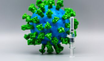 EMA: Ξεκίνησε η αξιολόγηση του εμβολίου της Pfizer για τις ηλικίες 12-15 ετών