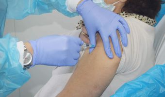 Ποια η θέση της Εθνικής Επιτροπής Εμβολιασμών για το συνδυασμό των εμβολίων γρίπης και κορωνοϊού 