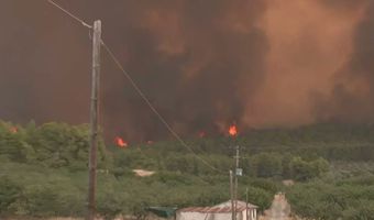 Εύβοια: Σε απόσταση αναπνοής από τα σπίτια οι φλόγες - εκκενώθηκε χωριό