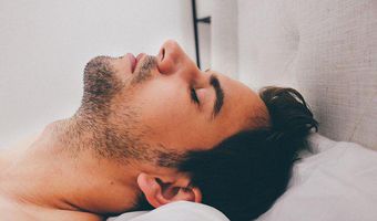 Nέα μελέτη αποκαλύπτει γιατί η ζέστη μας προκαλεί ύπνο
