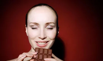 Η σοκολάτα αυξάνει τα σπυράκια στο πρόσωπό σου; Μύθος ή πραγματικότητα;