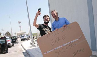 Γιατρούς ζήτησε από τον πρωθυπουργό ο νεαρός Αντώνης Ζουμπάς στην Αντιμάχεια (με το πλακάτ για selfie) - Τι του απάντησε ο Κ. Μητσοτάκης