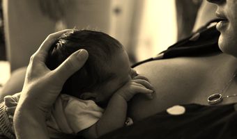 Μεταδίδεται ο κορωνοϊός στα μωρά μέσω του θηλασμού;