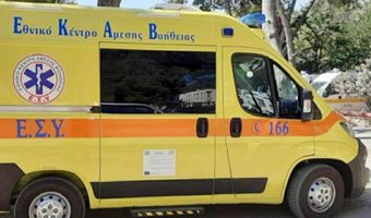 Αγρίνιο: Το ασθενοφόρο (που μετέφερε τραυματία) δεν έπαιρνε μπροστά και το έσπρωχναν πολίτες και αστυνομικοί