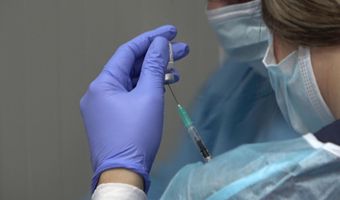 Εξετάζεται η διαγραφή προστίμων σε όσους άνω των 60 ετών, τελικά εμβολιάστηκαν 