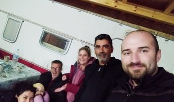 Oικογένεια Τούρκων προσφύγων κυνηγημένη από τον Ερντογάν, έφθασε στην Ψέριμο μέσα στην καταιγίδα