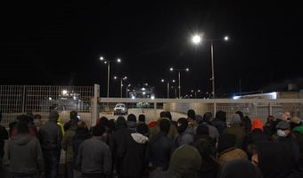 Mπλόκο των κατοίκων της Χίου απέτρεψε την αποβίβαση των μηχανημάτων για τη δομή μεταναστών