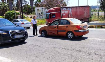 Τουριστικό λεωφορείο συγκρούστηκε με ΙΧ στον Επαρχιακό (φωτο)