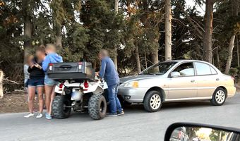 Σύγκρουση “γουρούνας” με ΙΧ στην οδό Ασκληπιού