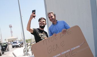  Ο Αντώνης Ζουμπάς από την Αντιμάχεια “τρέλανε” τον Μητσοτάκη με το πλακάτ για φωτογραφία selfie! 