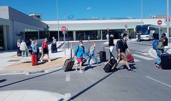 TUI: Διπλάσιοι τουρίστες το 2022 στην Ελλάδα - Καλύτερη από το 2019 η νέα χρονιά 