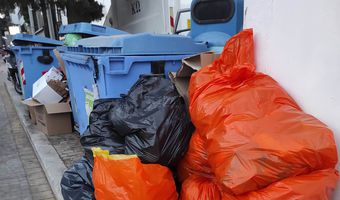 Παράπονα για τα σκουπίδια στο λιμάνι – Επιχειρήσεις τα βγάζουν έξω το απόγευμα