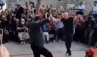 Zεϊμπέκικο με τον Δήμαρχο χόρεψε ο Γιώργος Παπανδρέου στην Αλικαρνασσό 
